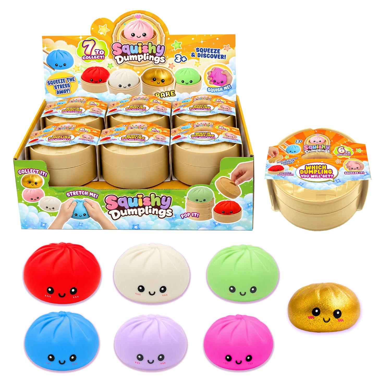 Esittelylaatikko, jossa on Squishy Dumplings -leluja; kuvassa näkyy värikkäitä, söpökasvoisia nyyttejä punaisina, valkoisina, vihreinä, kultaisina, violetteina ja vaaleanpunaisina sekä oikealla puolella yksittäispakattuja tuotteita.