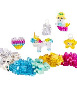 Erilaisia LEGO DOTS -palikoita, mukaan lukien merenneitohahmo, yksisarvinen, sydän, tähti ja kasoittain värikkäitä läpikuultavia palikoita.