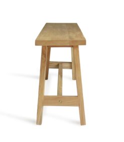 Penkki-luonnonpenkin (90 x 25 x 45 cm) sivukuva: penkissä on suorakulmainen istuinosa, suorat jalat, luonnonpuun värinen pinta sekä jalat yhdistävä tukitanko.