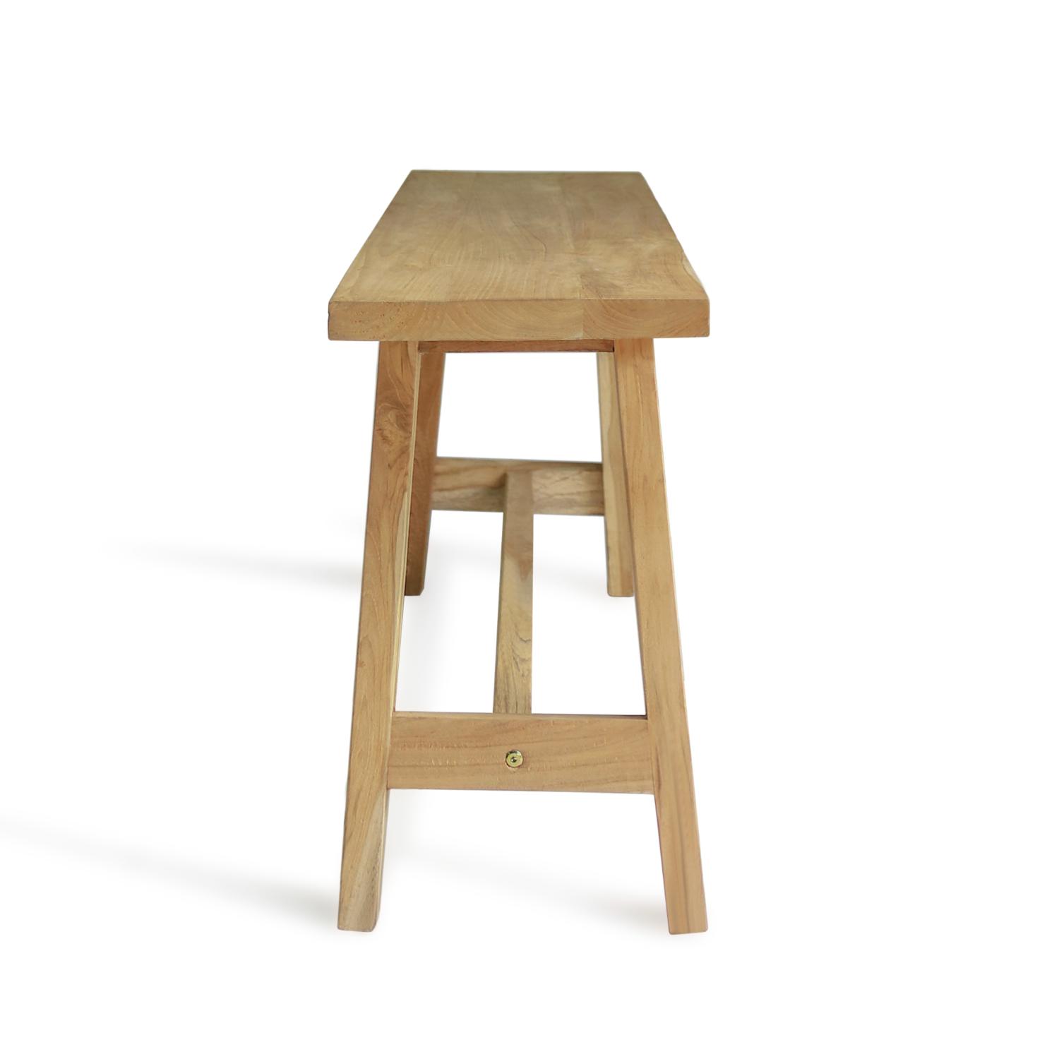 Penkki-luonnonpenkin (90 x 25 x 45 cm) sivukuva: penkissä on suorakulmainen istuinosa, suorat jalat, luonnonpuun värinen pinta sekä jalat yhdistävä tukitanko.