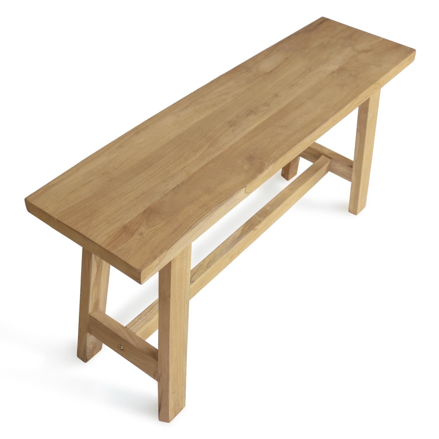 Penkki natural 90x25x45 cm on yksinkertainen puinen penkki, jossa on tasainen suorakulmainen istuinosa ja neljä tukevaa jalkaa; kuvassa se on esillä valkoisella taustalla. Sen pinta on luonnonpuun värinen, ja puun syykuviointi näkyy selvästi.