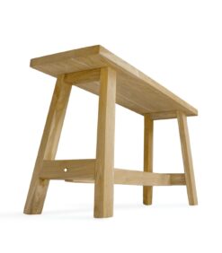 Penkki natural 90x25x45 cm on yksinkertainen puinen penkki, jossa on suorakulmainen istuinosa ja neljä viistokulmaista jalkaa, joita yhdistää vaakasuora tukitanko. Kuva on otettu matalasta kulmasta valkoista taustaa vasten.