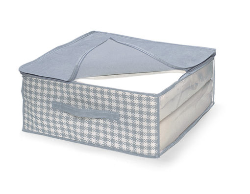 Täkkipussi kukonaskel 45x45x20 on sinivalkoinen koirasta valmistettu säilytyslaatikko, jossa on sivukahva ja vetoketjullinen kansi. Laatikko on osittain avattu, jolloin sen sisältä paljastuu taiteltuja tavaroita valkoista taustaa vasten.