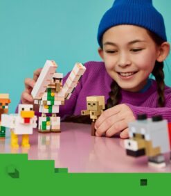 Nuori tyttö hymyilee leikkiessään pöydällä useiden Minecraft-aiheisten LEGO-hahmojen kanssa.