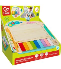 Hape Dynamic Pixel Piano -lelu esittelypakkauksessaan; siinä on värikäs näppäimistö ja puinen keskipaneeli.
