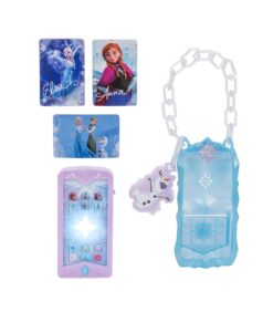 Frozen-aiheinen lelusetti, johon kuuluu sinivalkoinen leikkikäsilaukku, violetti lelupuhelin, jossa on näytön kuvakkeet, lumiukko-riipus ja neljä korttia, joissa esiintyvät Disneyn Frozen-elokuvan hahmot Elsa, Anna ja Olaf.