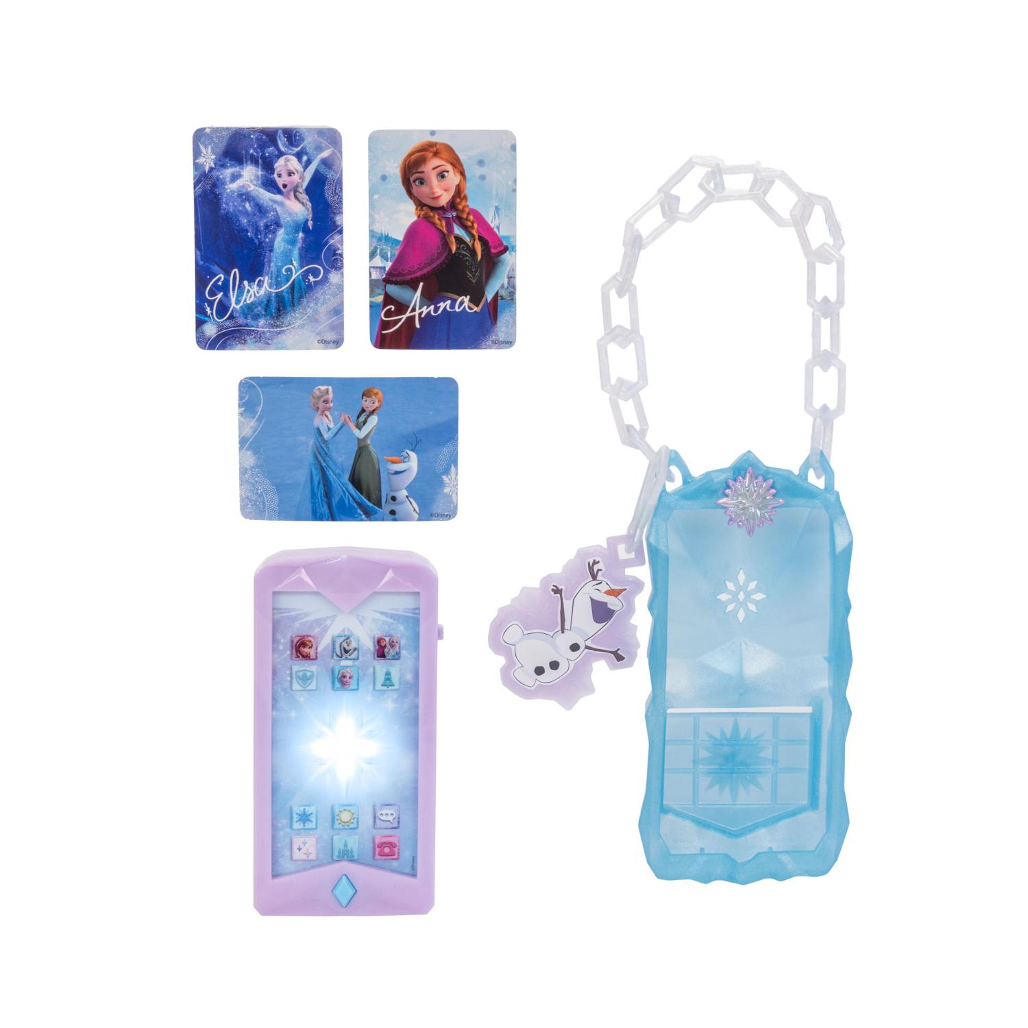 Frozen-aiheinen lelusetti, johon kuuluu sinivalkoinen leikkikäsilaukku, violetti lelupuhelin, jossa on näytön kuvakkeet, lumiukko-riipus ja neljä korttia, joissa esiintyvät Disneyn Frozen-elokuvan hahmot Elsa, Anna ja Olaf.