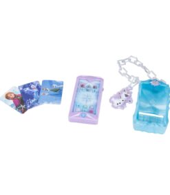 Frozen-aiheinen lelusetti, jossa on kolme hahmokorttia, violetti puhelinta muistuttava kädessä pidettävä laite sekä sininen muovikotelo, jossa on valkoinen ketju ja violetti lumihiutale-riipus, kaikki valkoisella taustalla.