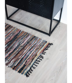 60x90cm kokoinen nahkainen Räsymatto lattialla kaapin vieressä