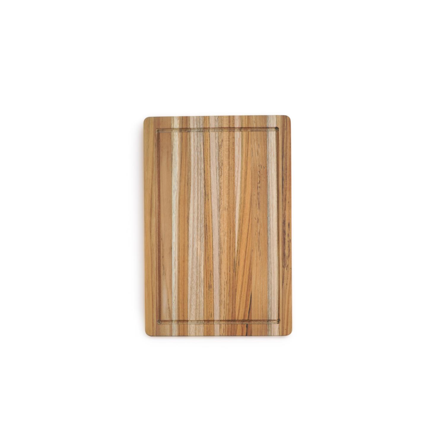 ”Leikkuulauta lucy tiikkiä 38x25cm” on suorakulmainen puinen leikkuulauta, jossa näkyy vaaleita ja tummia tiikkipuun syykuvioita sekä reunan lähellä oleva ura, kuvattuna valkoisella taustalla.
