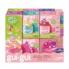 Värikäs gui-gui Fruity Glow Slime -lelusetti, jonka pakkauksessa on neljä erilaista slime-astiaa, koristeellisia lisäaineita ja virtahepoaiheinen kansi. Tuote on tarkoitettu 6-vuotiaille ja sitä vanhemmille lapsille.