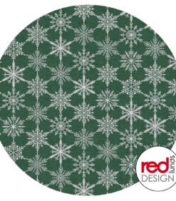 Vihreä pyöreä kuvio, jossa toistuu valkoisia lumihiutaleita ja jossa on hienovarainen kankaan tekstuuri. Oikeassa alakulmassa on pieni pyöreä logo, jossa lukee punaisella ja mustalla tekstillä ”red DESIGN lunos”.