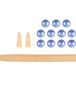 Fortuna-pelisarja, jossa on puinen leluinen pesäpallomaila, kaksi puista tappia ja kymmenen sinistä kuulaa, on siististi esillä valkoisella pohjalla.