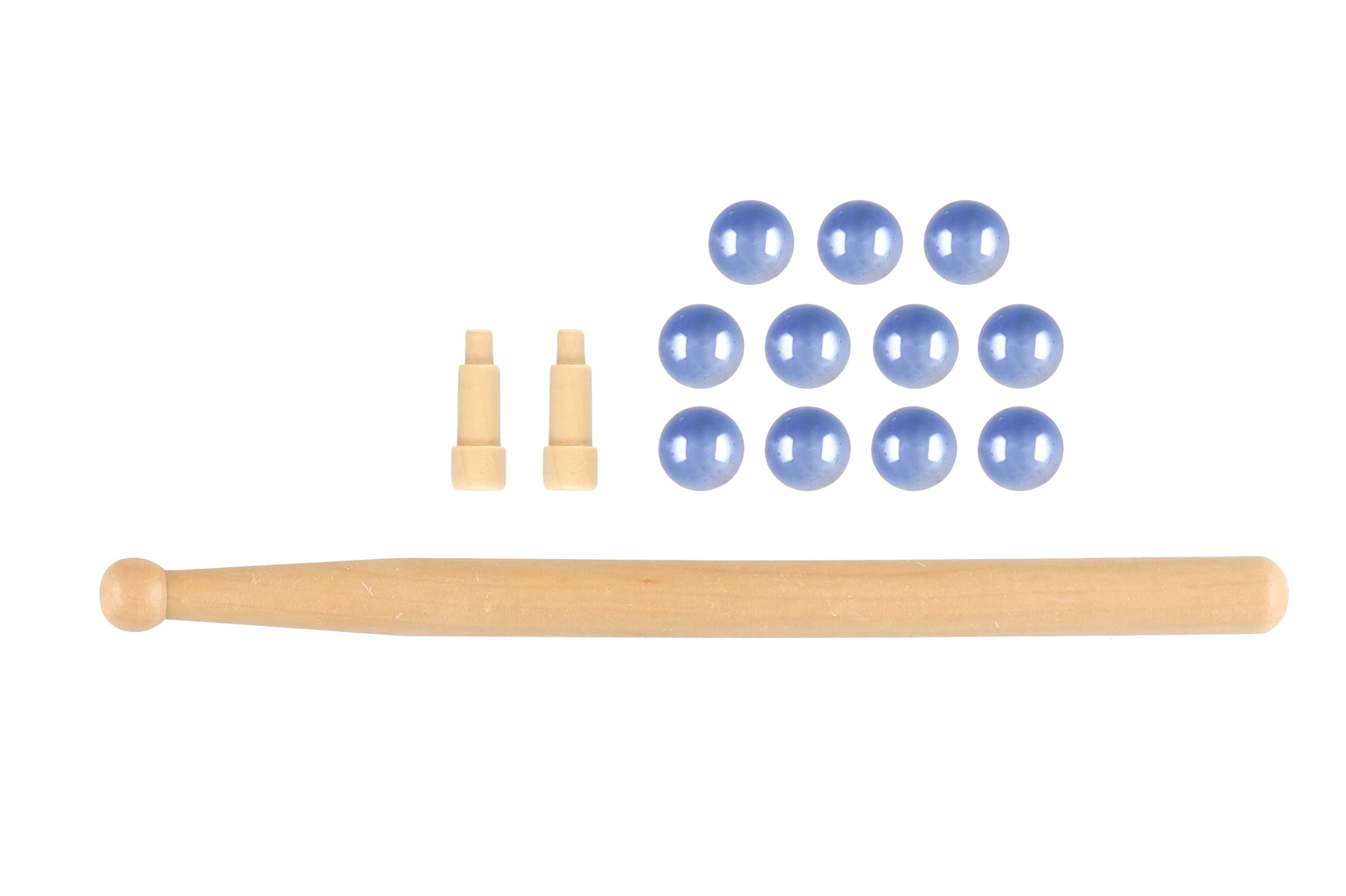 Fortuna-pelisarja, jossa on puinen leluinen pesäpallomaila, kaksi puista tappia ja kymmenen sinistä kuulaa, on siististi esillä valkoisella pohjalla.