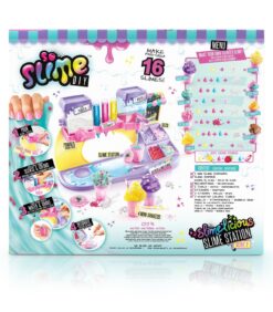 Värikäs laatikko So Slime DIY Slime Station -lelusarjaan. Siinä on kuvattu slimen valmistustarvikkeita, astioita ja koristeita sekä ohjeet ja värikäs valikko 16 tuoksuvan slimen valmistamiseen. Kirkkaat kuvat luovat hauskan ja leikkisän tunnelman.