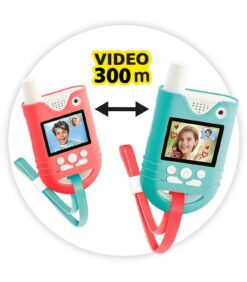 Kaksi värikästä leluradiopuhelinta, joiden videonäytöillä näkyy lasten kasvoja; ne on yhdistetty nuolilla ja tekstillä ”VIDEO 300 m above”, mikä viittaa 300 metrin videoviestintäetäisyyteen.
