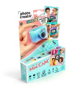 Photo Creator Mini Cam -lelupakkaus, jossa on pieni sininen ja vaaleanpunainen lasten kamera, jonka ikäsuositus on 8+. Pakkauksessa mainostetaan valokuva- ja videotoimintoja, 14 eri tyyliä sekä kuvia lapsista, jotka käyttävät kameraa.
