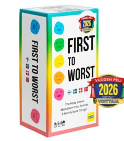 Värikäs pelilaatikko, jossa lukee Peli first to worst, on koristeltu hymiöillä ja eri maiden lipuilla, ja sen oikeassa alakulmassa on Vuoden Peli 2026 Voittaja -palkintomerkki.
