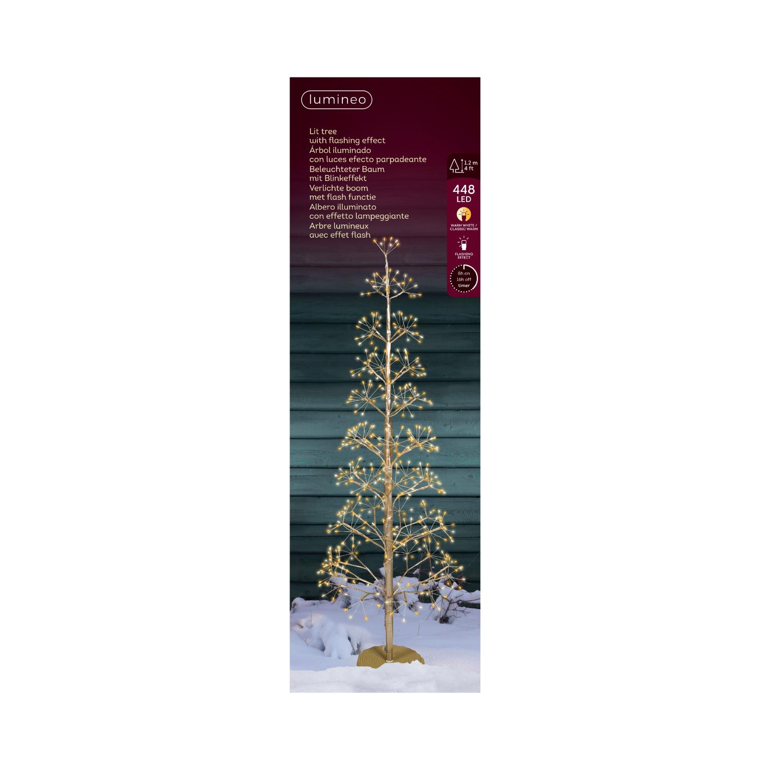 Laatikko, jossa on valaistu tekopuu, jossa on 448 lämminvalkoista LED-valoa; kuva esittää puuta loistamassa ulkona lumessa puisen seinän edessä.