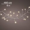 6 metrin pituinen, 480 LED-valosta koostuva hehkuva valosarja, joka on kytketty pistorasiaan ja valaistu neutraalia taustaa vasten.