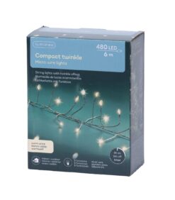 Lumineo Compact Twinkle Micro -valosarja, 480 LED-valoa, 6 metriä, lämpimän valkoiset valot ja 8 toimintoa ajastimella. Sopii sisä- ja ulkokäyttöön; kuvassa valosarja sinisellä taustalla.