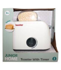 Leluleivänpaahdin laatikossa, jonka etiketissä lukee ”JUNIOR HOME Toaster With Timer” ja joka on tarkoitettu 3-vuotiaille ja sitä vanhemmille. Pakkauksessa on kuvattu valkoinen leivänpaahdin, jossa on leipäviipaleita ja ajastimen säätönuppi; pakkaus sisältää 3 kappaletta.