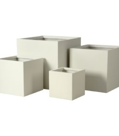 4 erikokoista norsunluun väristä ruukkua valkoisella taustalla.