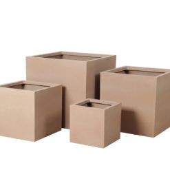 Nelja kappaletta eri kokoisia terracottan värisiä lasikuituruukkuja valkoisella taustalla.