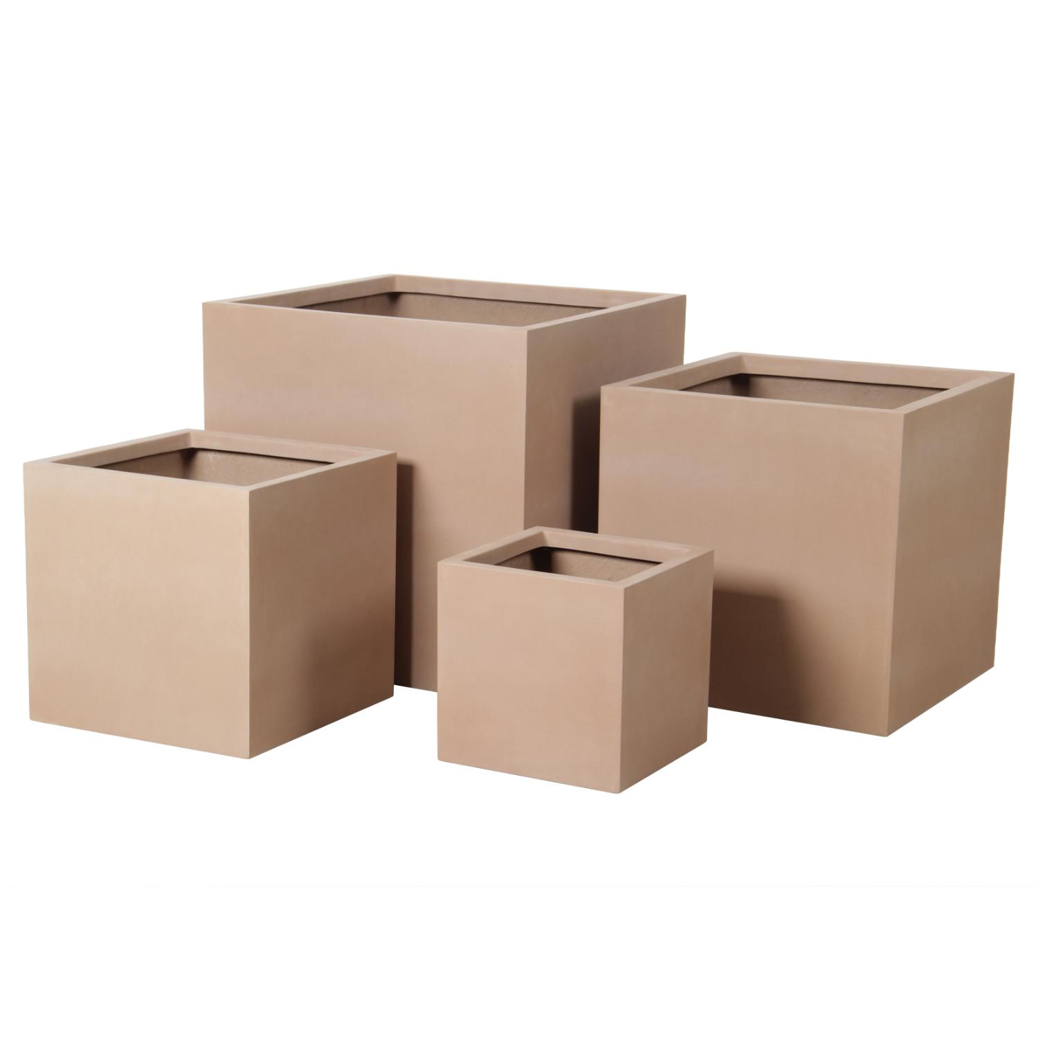 Nelja kappaletta eri kokoisia terracottan värisiä lasikuituruukkuja valkoisella taustalla.