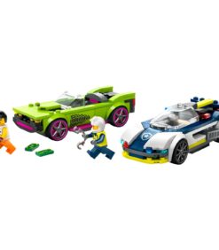 Vihreä urheiluauto ja sinivalkoinen poliisiauto, joissa on kaksi LEGO-minihahmoa: toinen pitää kädessään sinistä jalokiveä ja toinen jakoavainta kahden lelu-rahapalan vieressä.