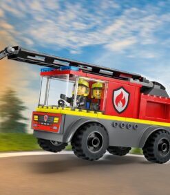 LEGO-palokärry, jossa on ulosvedetty tikas ja kaksi palomies-minihahmoa, ajaa tiellä.
