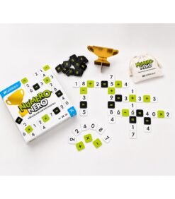 Matematiikkalautapeli nimeltä Numero Nero, jossa on numero- ja symbolilaattoja, pieni kultainen pokaali, narulla suljettava laattapussi sekä pelilaatikko, jotka on kuvattu valkoisella taustalla.