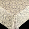 Pitsiliina beige on suorakulmainen pöytäliina, jossa on monimutkaisia, symmetrisiä kukka- ja geometrisia pitsikuvioita. Sen beige väri erottuu mustaa taustaa vasten korostaen herkkää kuviointia.