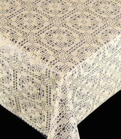 Pitsiliina beige on suorakulmainen pöytäliina, jossa on monimutkaisia, symmetrisiä kukka- ja geometrisia pitsikuvioita. Sen beige väri erottuu mustaa taustaa vasten korostaen herkkää kuviointia.