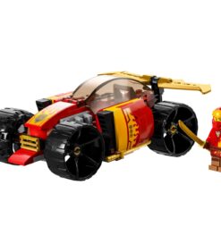 Punainen ja keltainen LEGO Ninjago -ninja-auto, jossa on suuret mustat pyörät ja siihen sopiva ninja-minihahmo, joka pitelee kultaista miekkaa.
