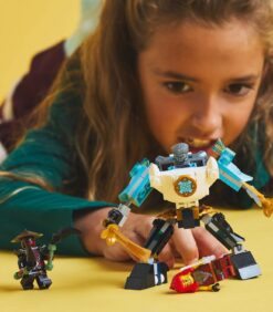 Lapsi leikkii kolmella Ninjago-Lego-hahmolla, joihin kuuluu suuri valkoinen ja sininen robotti, pieni ninja, jolla on viikate, sekä kaatunut ninja-hahmo.
