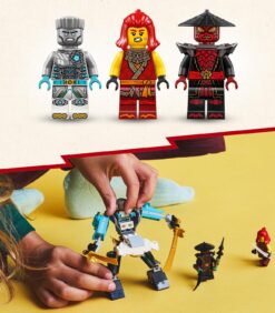 Kolme Ninjago-minihahmoa seisoo rivissä, ja lapsen kädet kokoavat robottilelua, jonka vieressä on kaksi pienempää minihahmoa.
