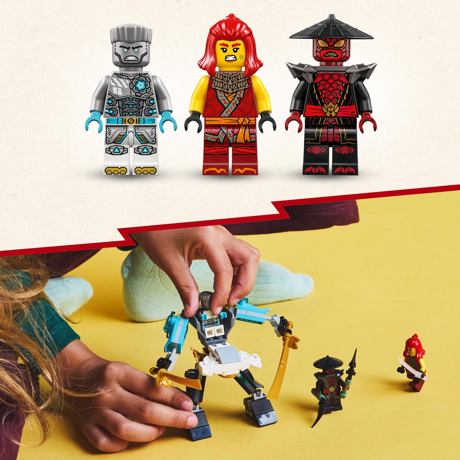 Kolme Ninjago-minihahmoa seisoo rivissä, ja lapsen kädet kokoavat robottilelua, jonka vieressä on kaksi pienempää minihahmoa.