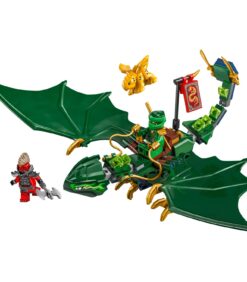 Vihreä Lego-lohikäärme, jonka selässä istuu ninja-minihahmo, pieni kultainen lohikäärmehahmo sekä kirveen pitelevä vihollisminihahmo.