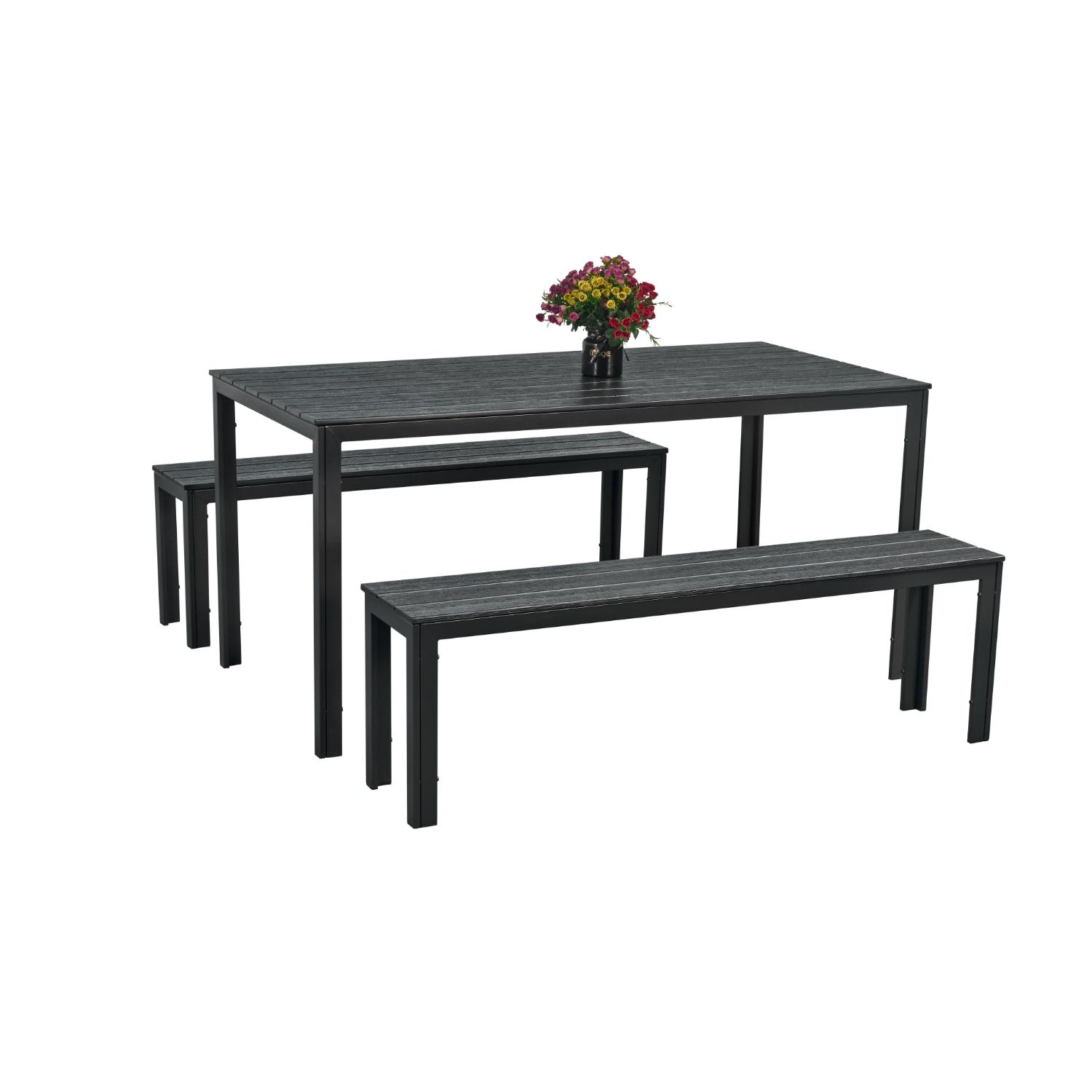 Puutarhapöytä musta muovia ja kaksi penkkiä