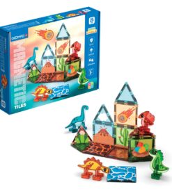Laatikko Geomag-magneettilaattoja (Dino World) useiden rakennettujen 3D-hahmojen ja rakenteiden vieressä, mukaan lukien tulivuori, maisema ja erilaisia dinosaurusmuotoja.