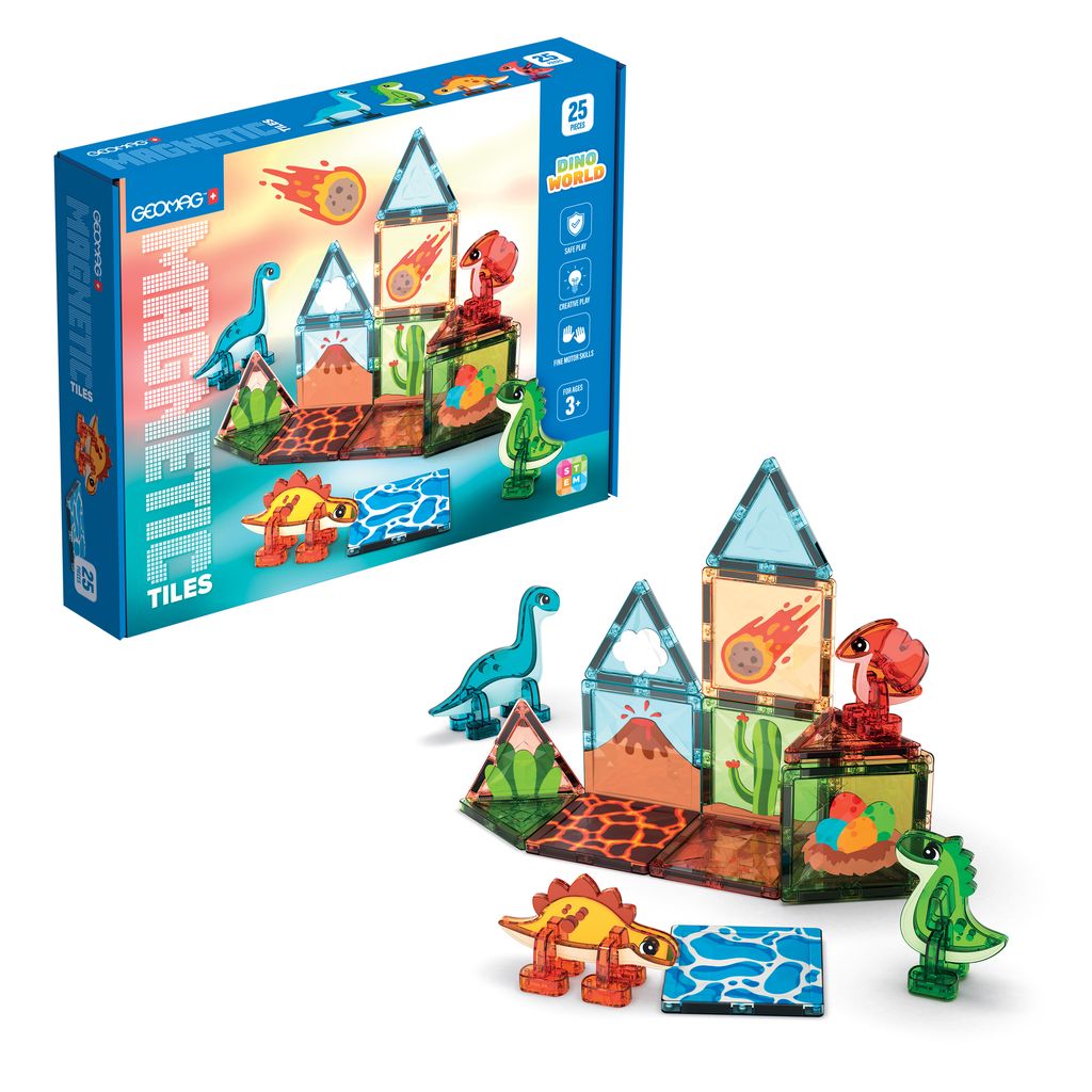 Laatikko Geomag-magneettilaattoja (Dino World) useiden rakennettujen 3D-hahmojen ja rakenteiden vieressä, mukaan lukien tulivuori, maisema ja erilaisia dinosaurusmuotoja.