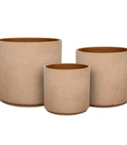 Kolme pyöreää ruukkua terracottan värissä.