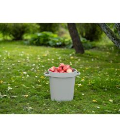 Saavi 30l hiekanruskea täynnä omenoita