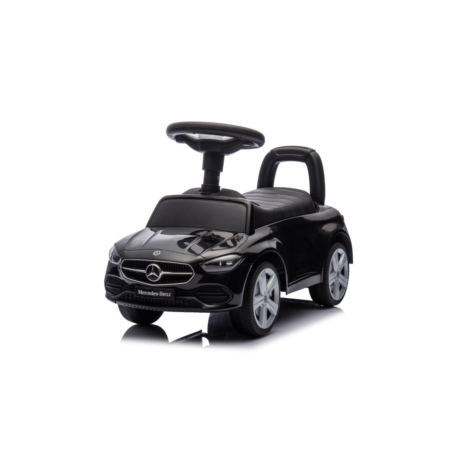 Musta Mercedes-Benz -leikkiauto lapsille, jossa on ohjauspyörä, istuin ja aidon näköiset etuosan yksityiskohdat. Lelu on kuvattu valkoisella taustalla.