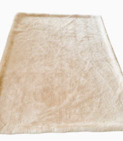 Valkoisella taustalla näkyy suorakulmainen, beige, pörröinen matto.