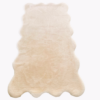 Valkoisella taustalla esillä oleva beige, suorakulmainen matto, jonka reunat ovat aaltoilevat ja aaltomaiset.