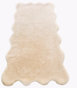 Valkoisella taustalla esillä oleva beige, suorakulmainen matto, jonka reunat ovat aaltoilevat ja aaltomaiset.