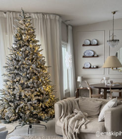 Tunnelmallinen kuva lumihuurre joulukuusesta @emskipihla:n kotona