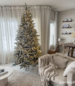 Tunnelmallinen kuva lumihuurre joulukuusesta @emskipihla:n kotona